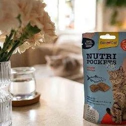 3 Saquetas GimCat Nutri Pockets Fish Salmon Snack crocante de salmão e peixe, para gatos, com ingredientes funcionais (3 saquetas de 60 gramas = 180 gramas) - PetDoctors - Loja Online