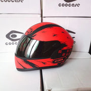 Capacete vermelho para cães/gatos com viseira preta, detalhes gráficos em preto e texto "ATUBAN".