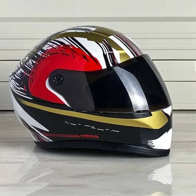 Mini capacete para cães/gatos, branco, vermelho, dourado e preto, com viseira escura.