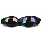 Óculos escuros pretos para cães com lentes coloridas iridescentes e alça ajustável.
