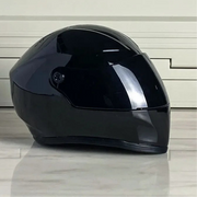 Capacete preto brilhante para cães ou gatos, feito de ABS, com viseira escura e interior macio.