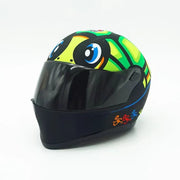 Mini capacete de ABS verde e preto para cães/gatos, com design de tartaruga e viseira escura.