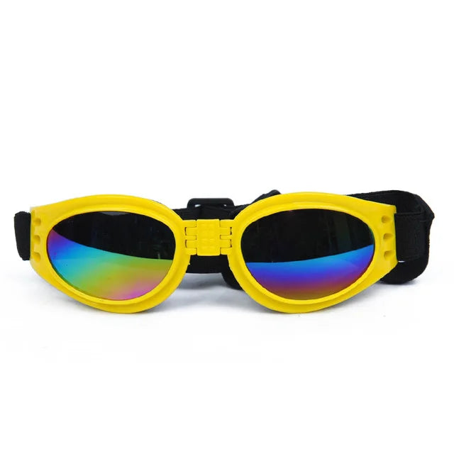 Óculos de sol amarelos para cães, dobráveis, com lentes UV iridescentes e alça preta ajustável.