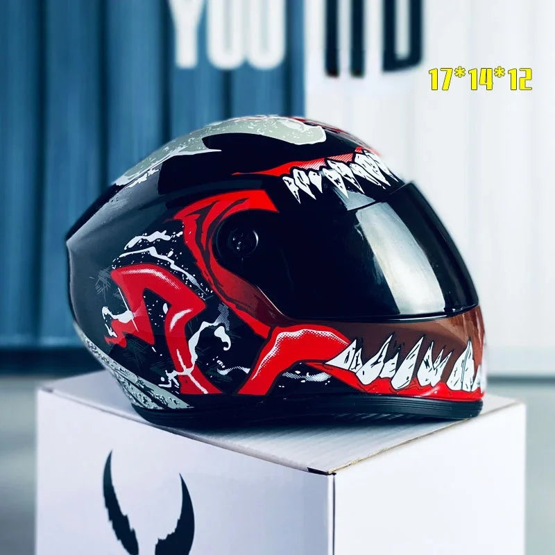 Mini-capacete preto e vermelho para cães/gatos com viseira escura e design de monstro.