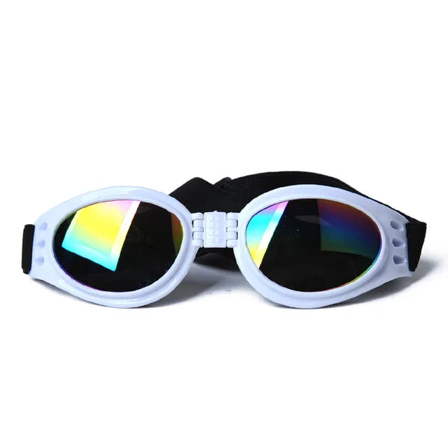 Óculos de sol brancos para cães, dobráveis, com lentes iridescentes e tira elástica preta.