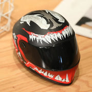 Mini-capacete preto para cães/gatos com design Venom, viseira preta e detalhes de dentes brancos/vermelhos.