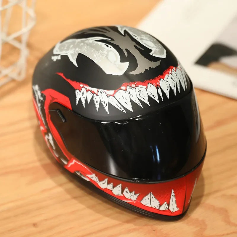 Mini-capacete preto para cães/gatos com design Venom, viseira preta e detalhes de dentes brancos/vermelhos.