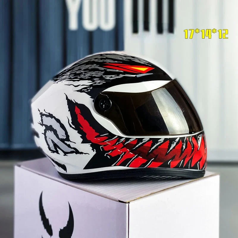 Mini-capacete branco e preto para cães/gatos com viseira escura e design de dentes vermelhos.
